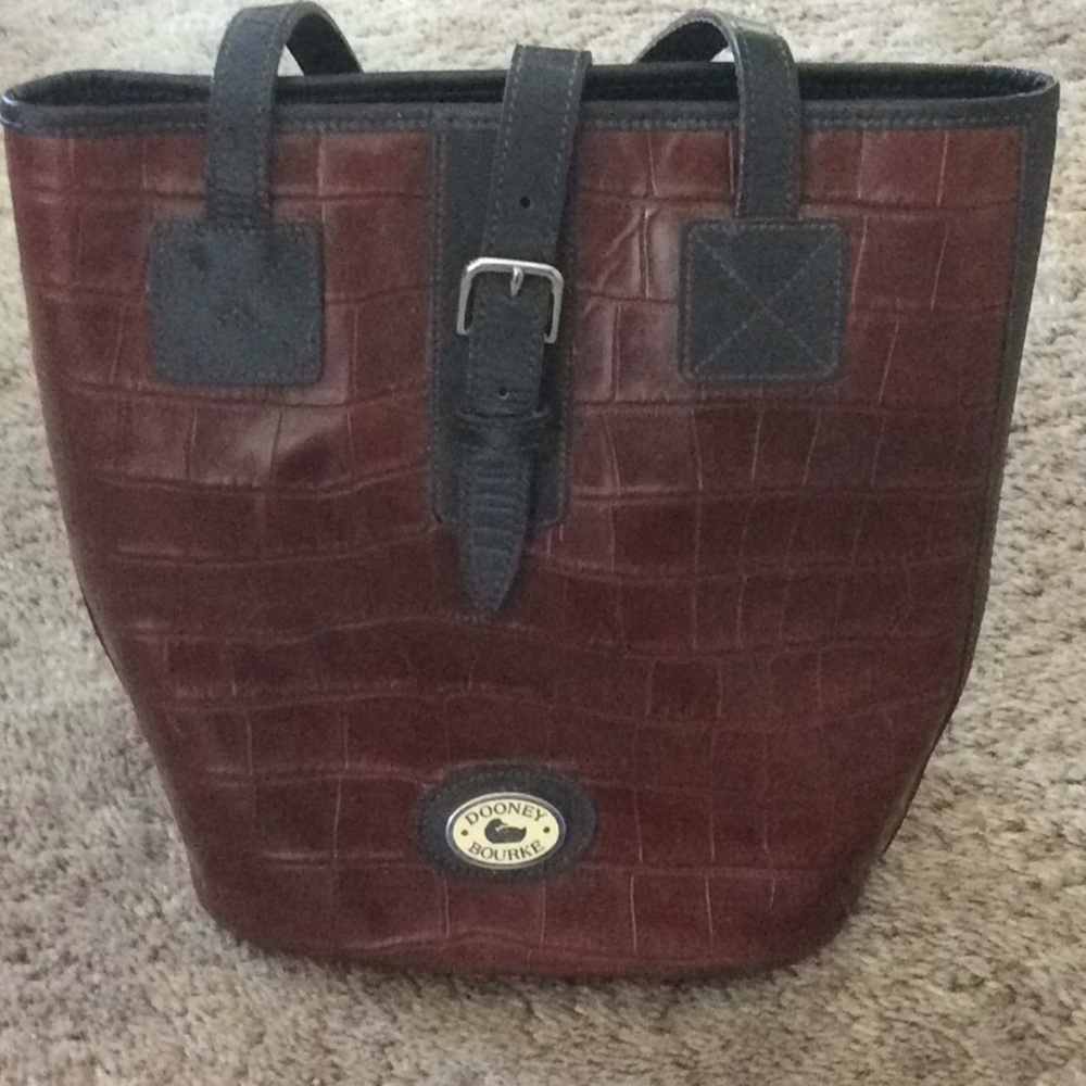 Dooney and Bourke shoulder handbag